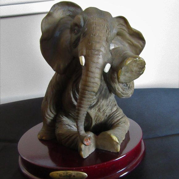Elephant with a tear in very nice Shape -Ruby's Collection - Picture 1 of 14
